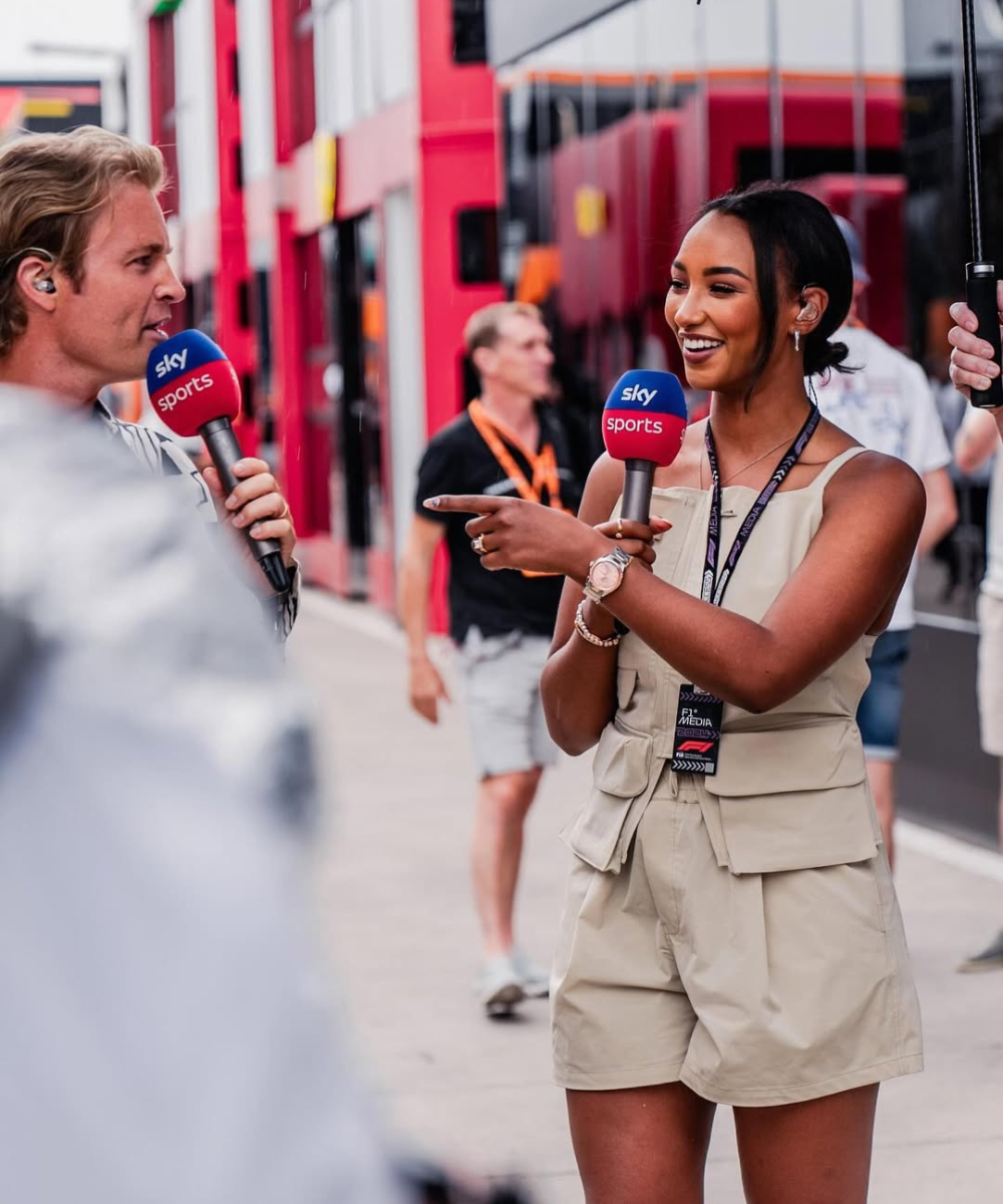 Repórteres da Sky Sports entrevistam próximo a paddock de Fórmula 1.