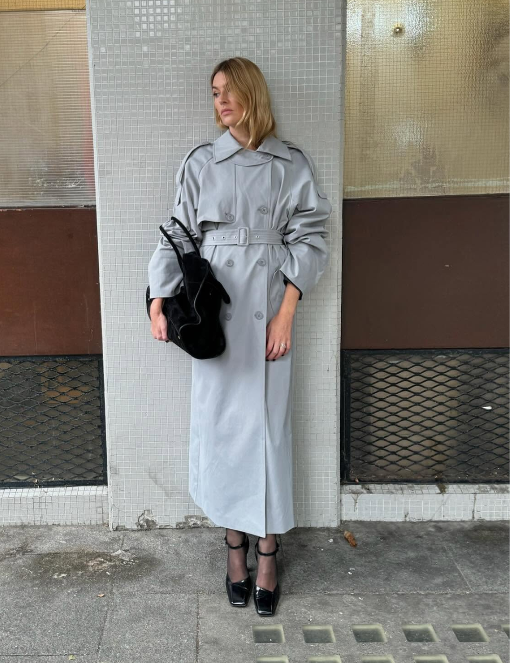 Trench coat com salto alto é uma das fórmulas de looks tendência das parisienses.