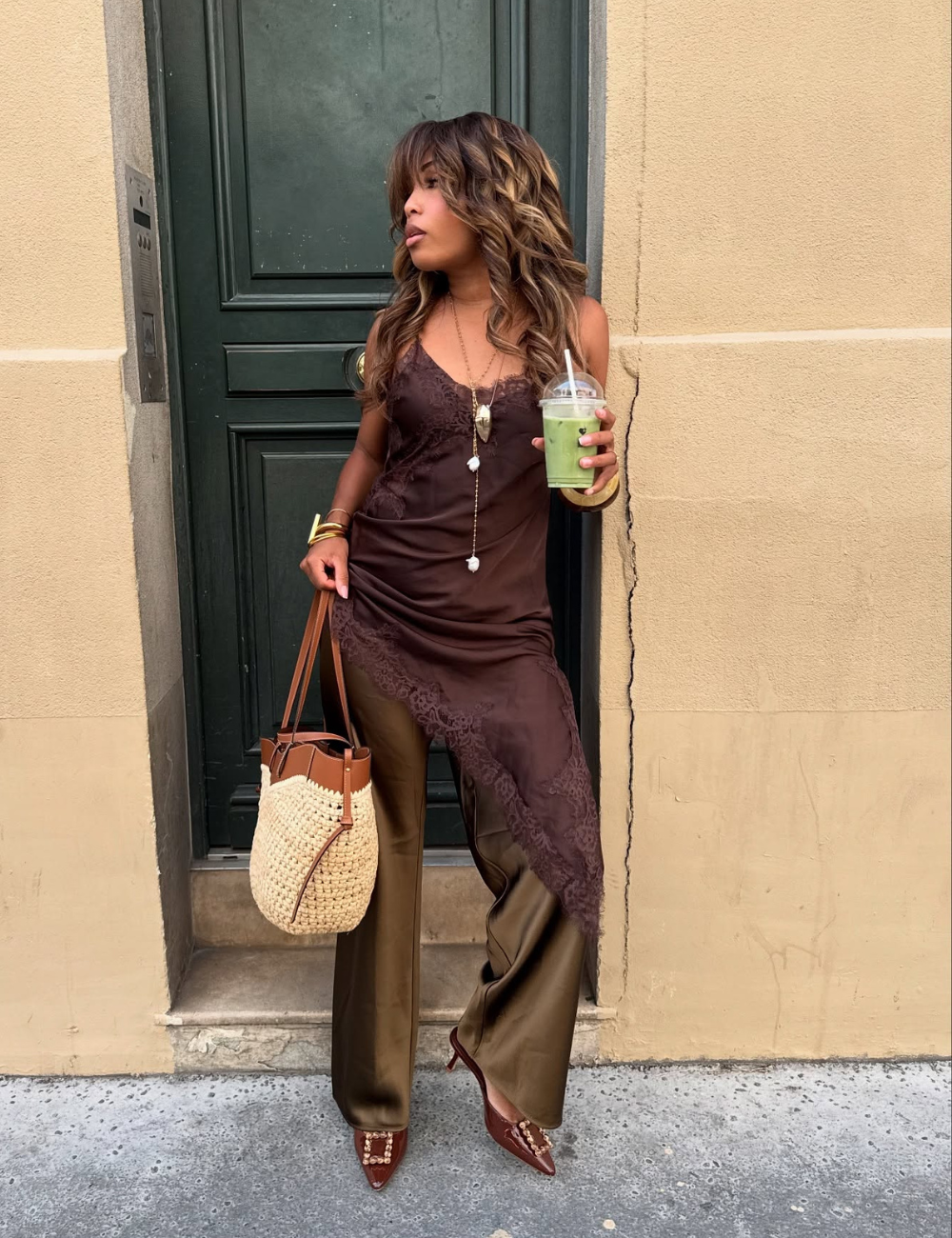 Fórmulas de looks tendência: vestido de renda sob a calça e salto.