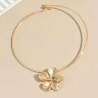 Gargantilha Choker Colar Fireable Dourada Elegante com Detalhe de Flor