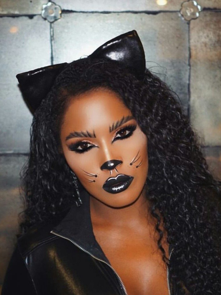 Com um visual impactante, os penteados de Halloween destaca cabelos cacheados soltos, complementados por uma tiara de orelhas de gato em material brilhante.