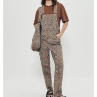 Jardineira Longa De Sarja Animal Print Hering + Livia - Marrom