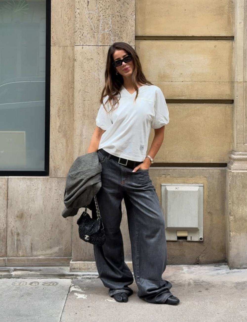 Look bonitos e fáceis são evidentes neste estilo casual e moderno. A modelo usa uma camiseta branca com mangas bufantes, que traz um toque de sofisticação ao visual.