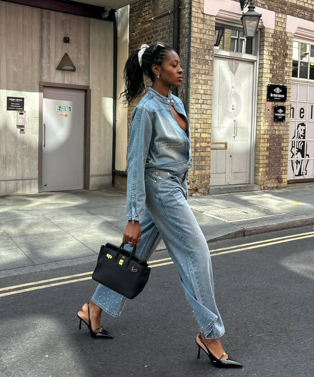 Uma das inspirações de looks com calça jeans e salto alto para a meia-estação.