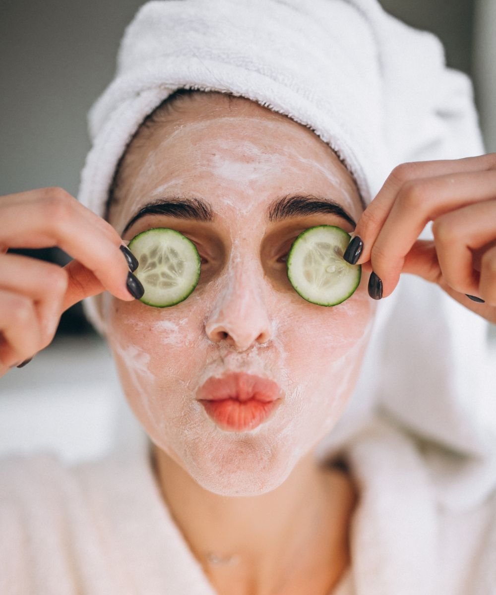 Pessoas usando fatias de pepino nos olhos, destacando seus benefícios relaxantes e hidratantes.