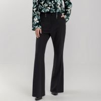 Calça Flare Em Alfaiataria Com Bolsos E Cintura Média