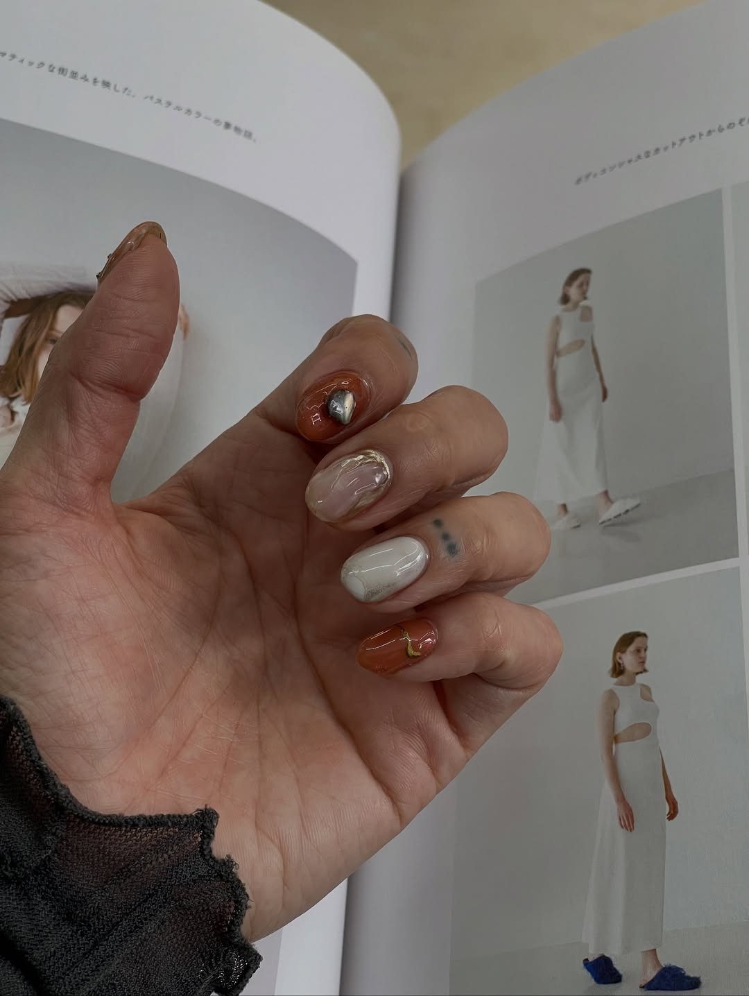 Nail designer mostrando o que fazer para o esmalte não descascar na ponta. A imagem destaca unhas decoradas com diferentes técnicas.