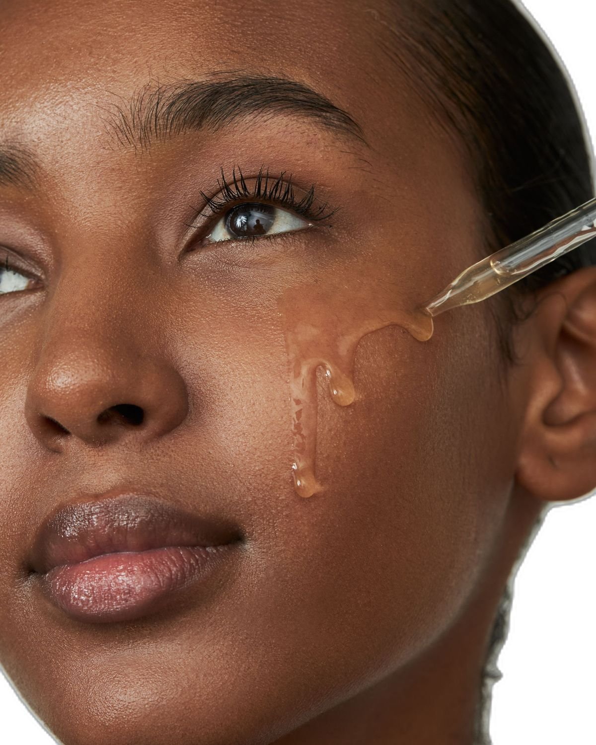 Soro facial sendo aplicado no rosto de uma pessoa, possivelmente para hidratação e cuidados com a pele. Para que serve óleo de rosa mosqueta