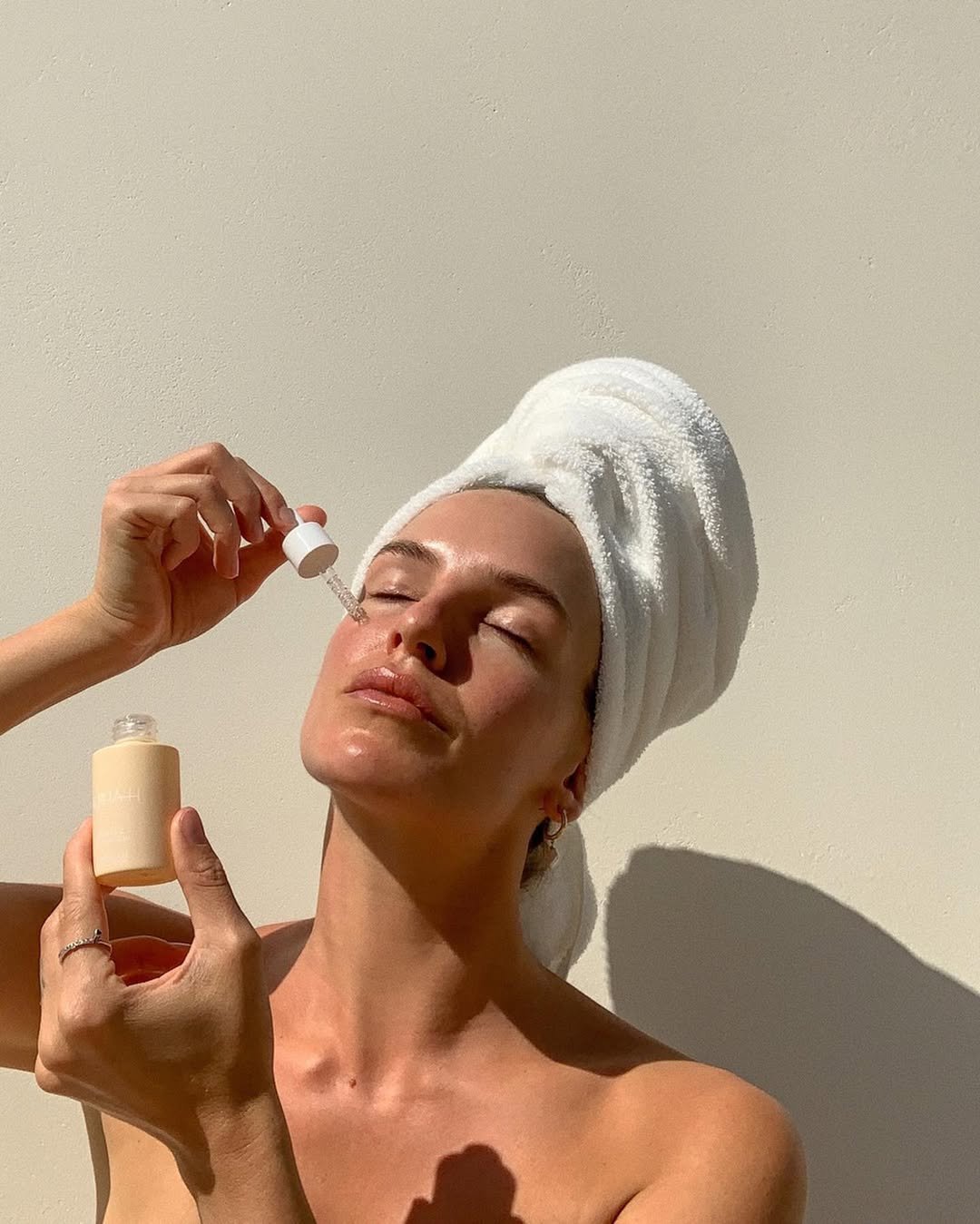 Pessoa aplica óleo facial com conta-gotas; ritual de beleza potencializado por  para que serve óleo de rosa mosqueta na pele.