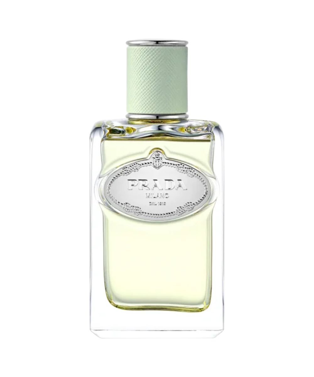 Frasco de perfume com tampa verde clara, ideal para o verão, com a marca Prada em destaque no rótulo.