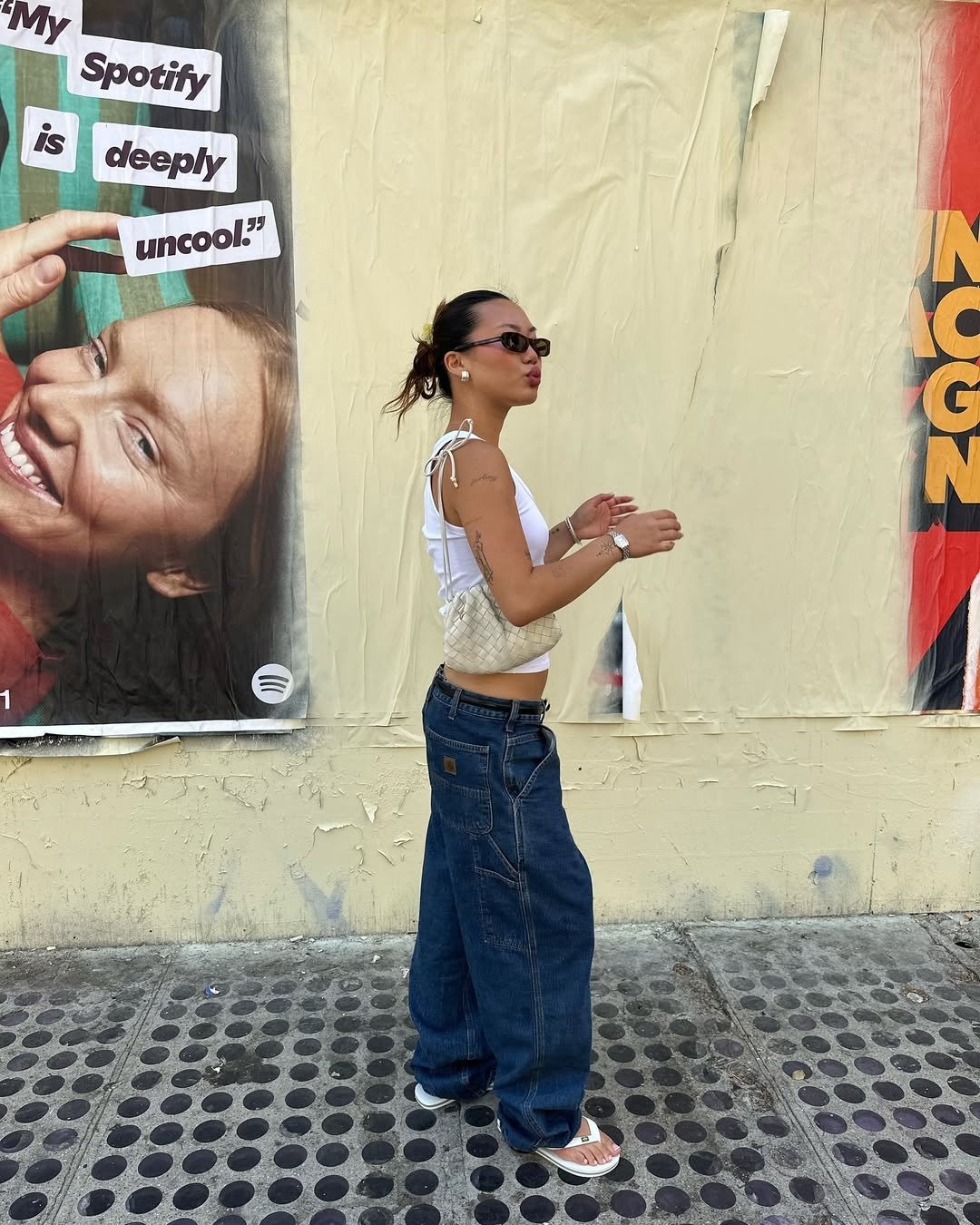 A regata curtinha em destaque apresenta um corte moderno e despojado, ideal para dias quentes. Combinada com jeans largos, cria um visual equilibrado e estiloso.