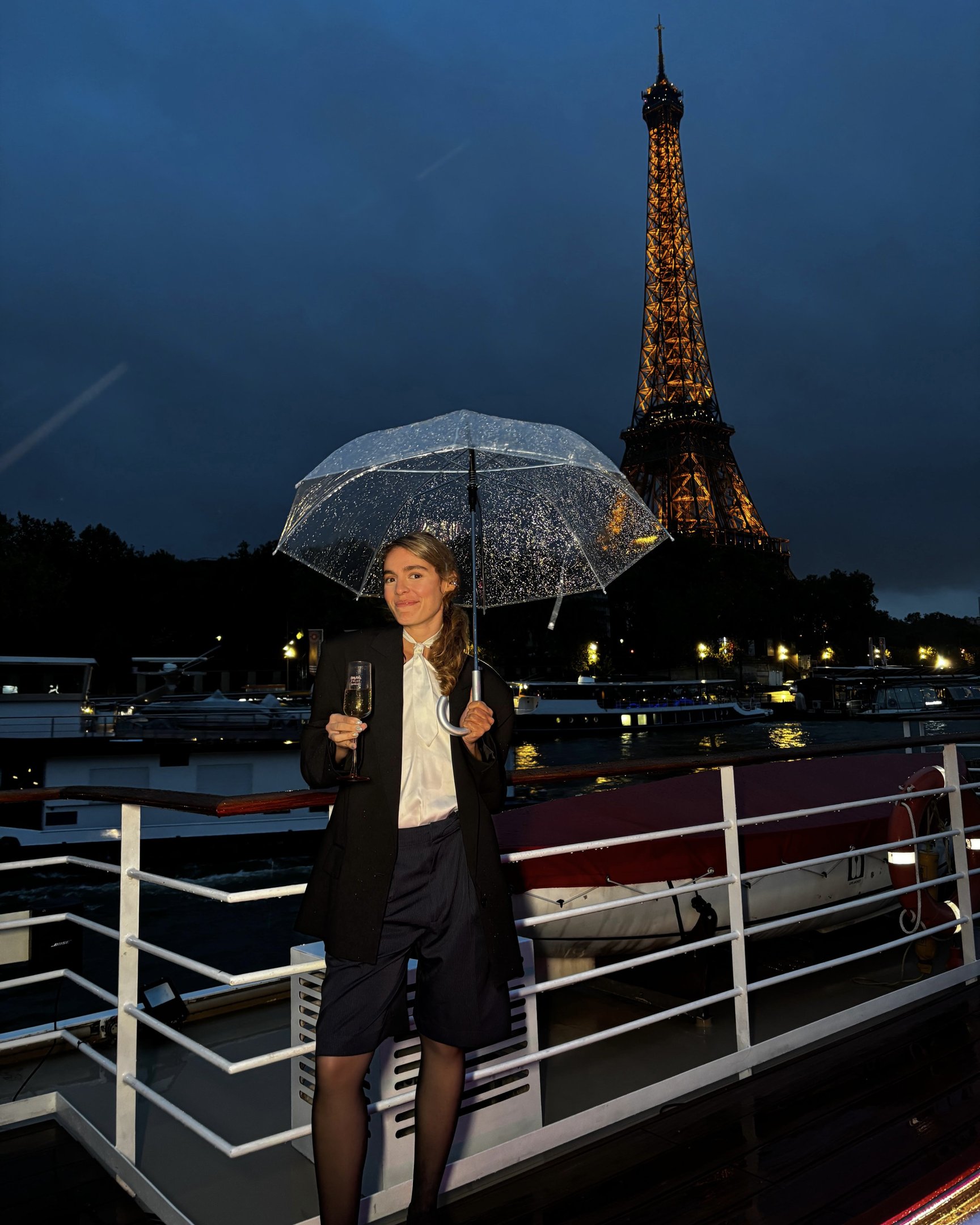 guia de Paris com as amigas