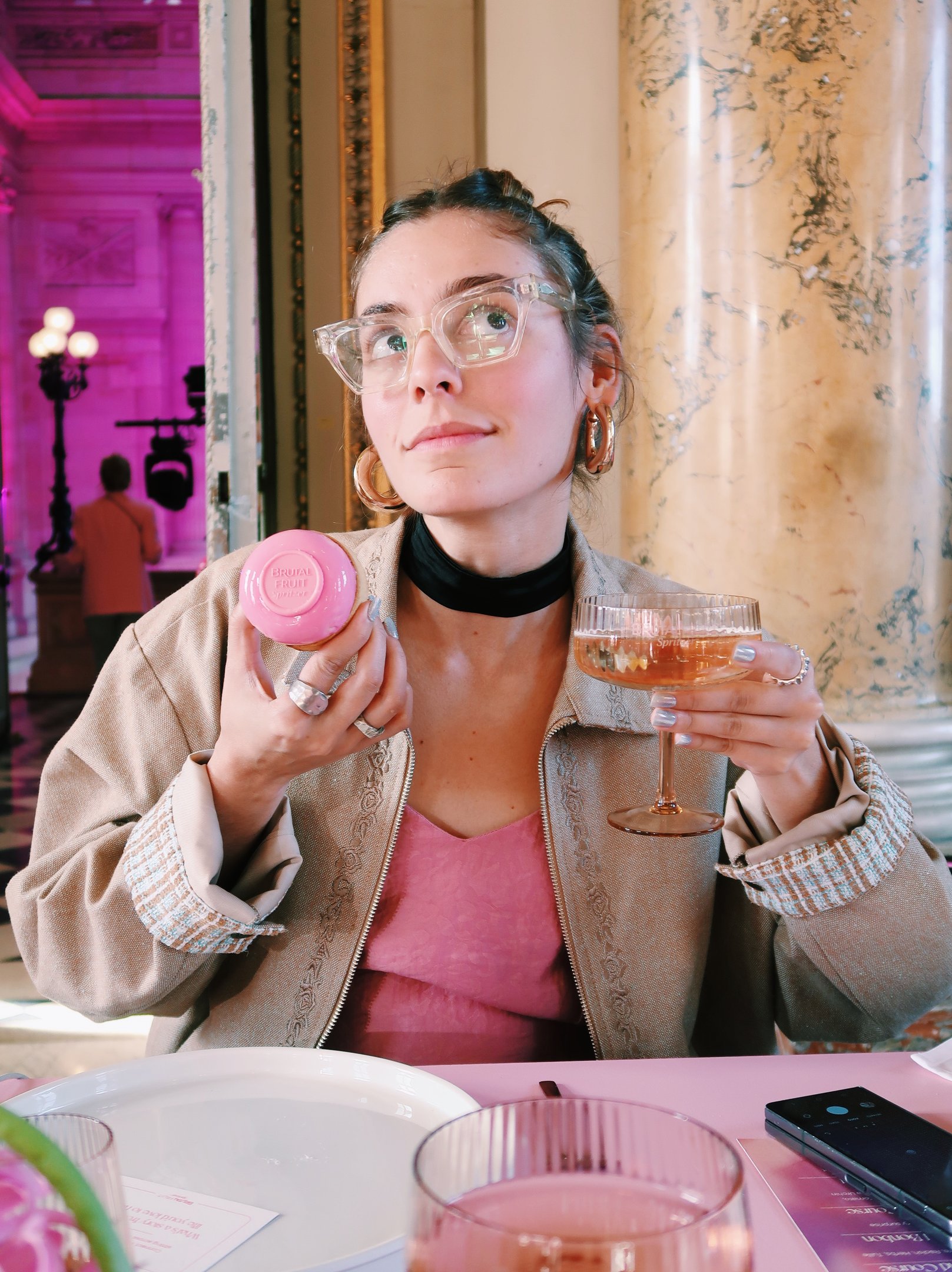 guia de Paris com as amigas