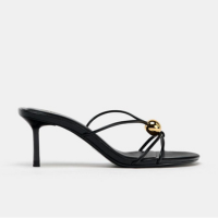 SANDÁLIA COM DETALHE METÁLICO