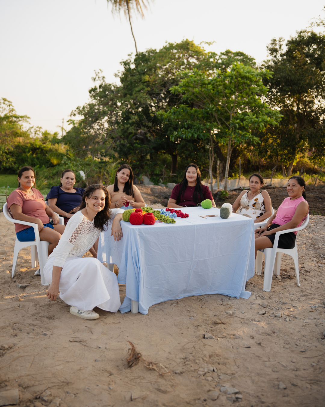 Collab entre Veja e Catarina Mina ressaltando a moda brasileira e o trabalho artesanal
