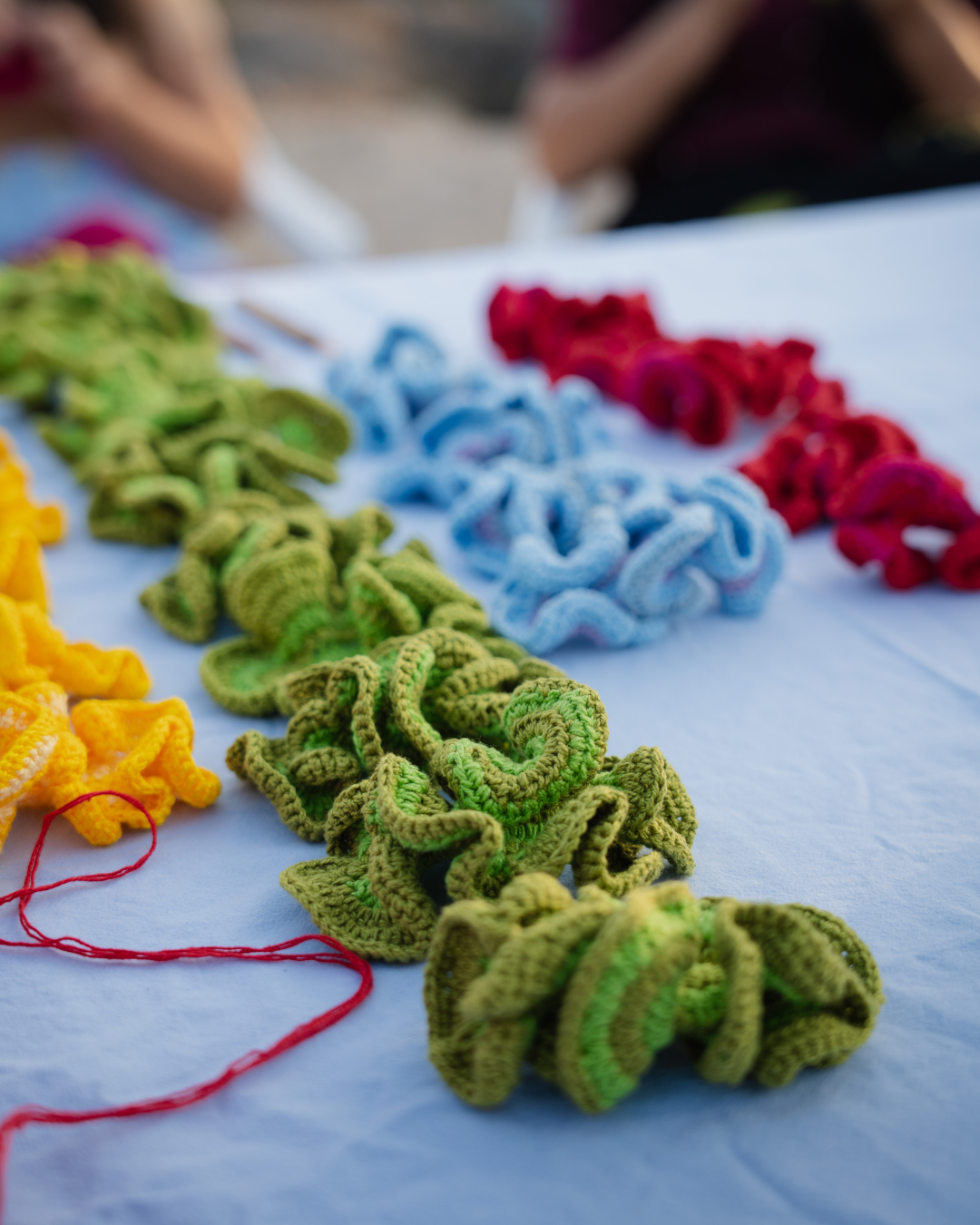 Aplicações de crochê, uma das bases do artesanato da moda brasileira