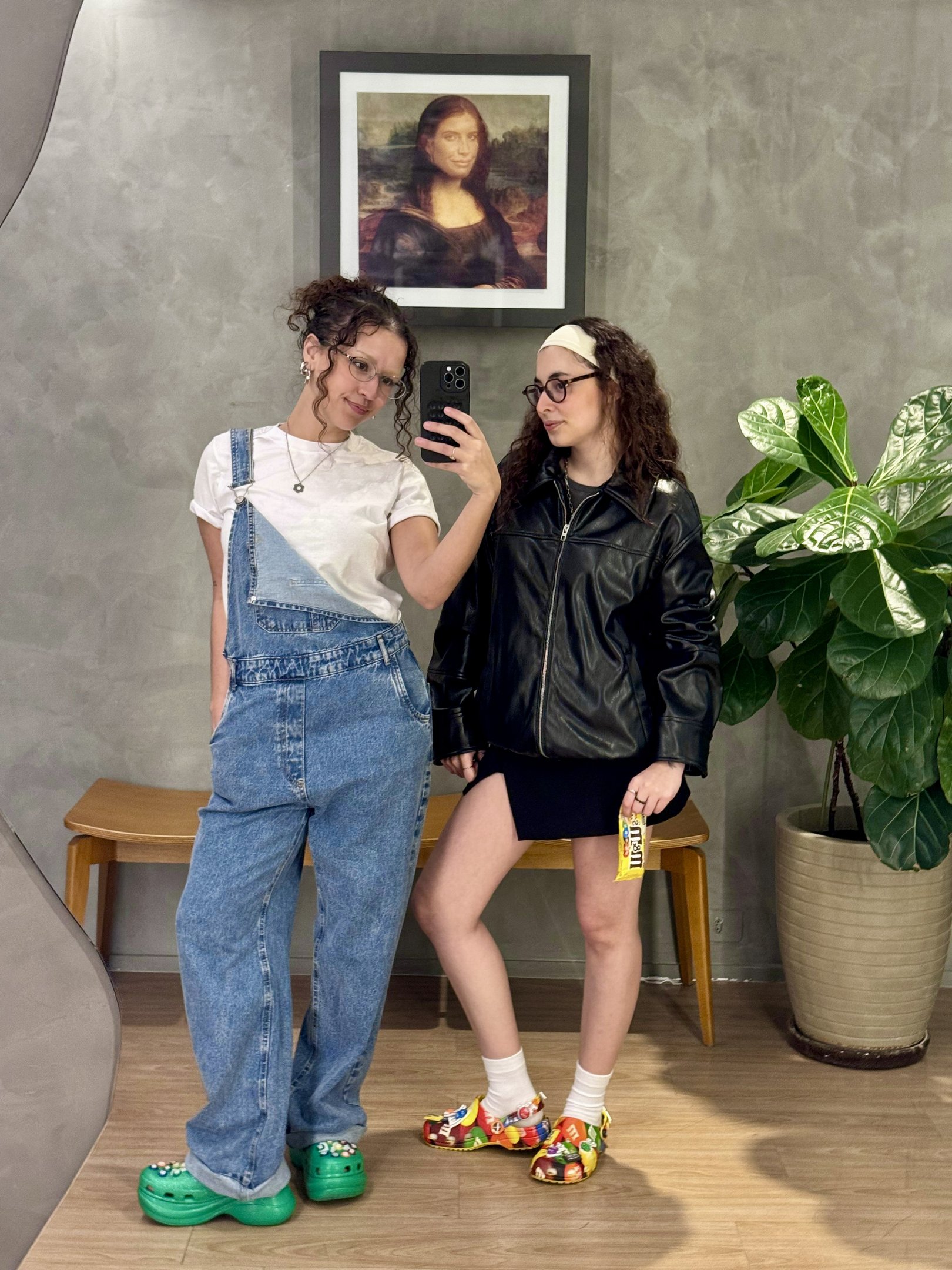 Duas pessoas posando em frente a um espelho, ambas mostrando como usar sapato colorido
