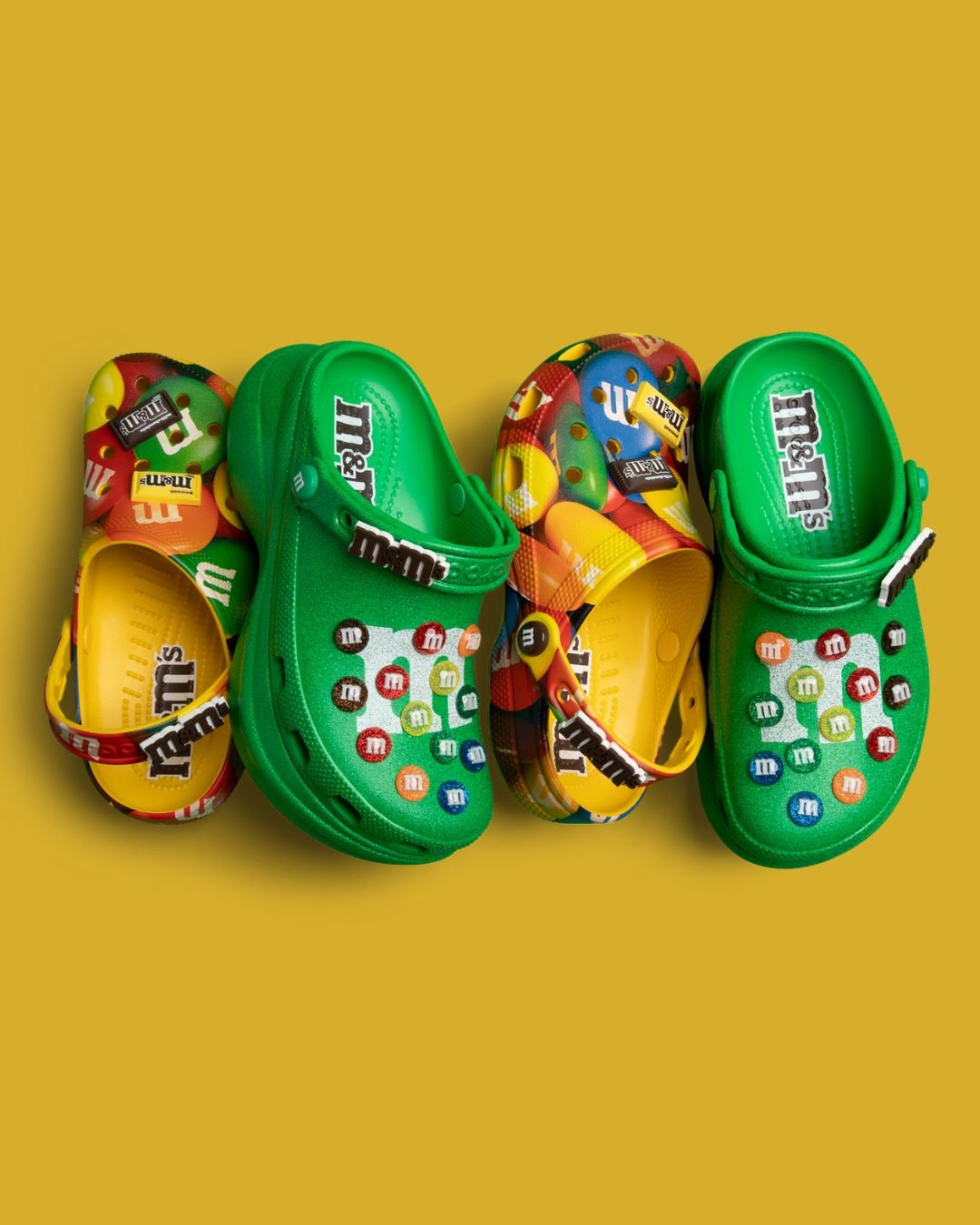 Sandálias coloridas com tema M&M's em verde e amarelo, com logotipos e design vibrante. ideia para como usar sapato colorido