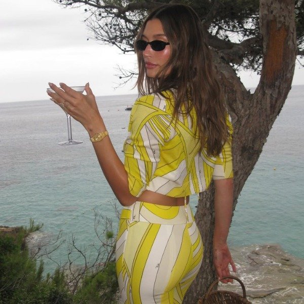 Ame ou odeie, Hailey Bieber sabe como popularizar uma tendência