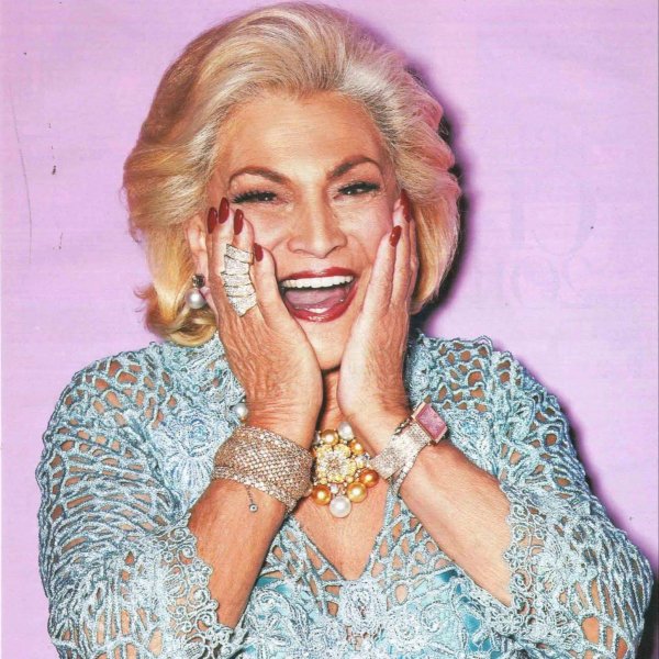 Peças do acervo de Hebe Camargo são vendidas no Peça Rara Brechó