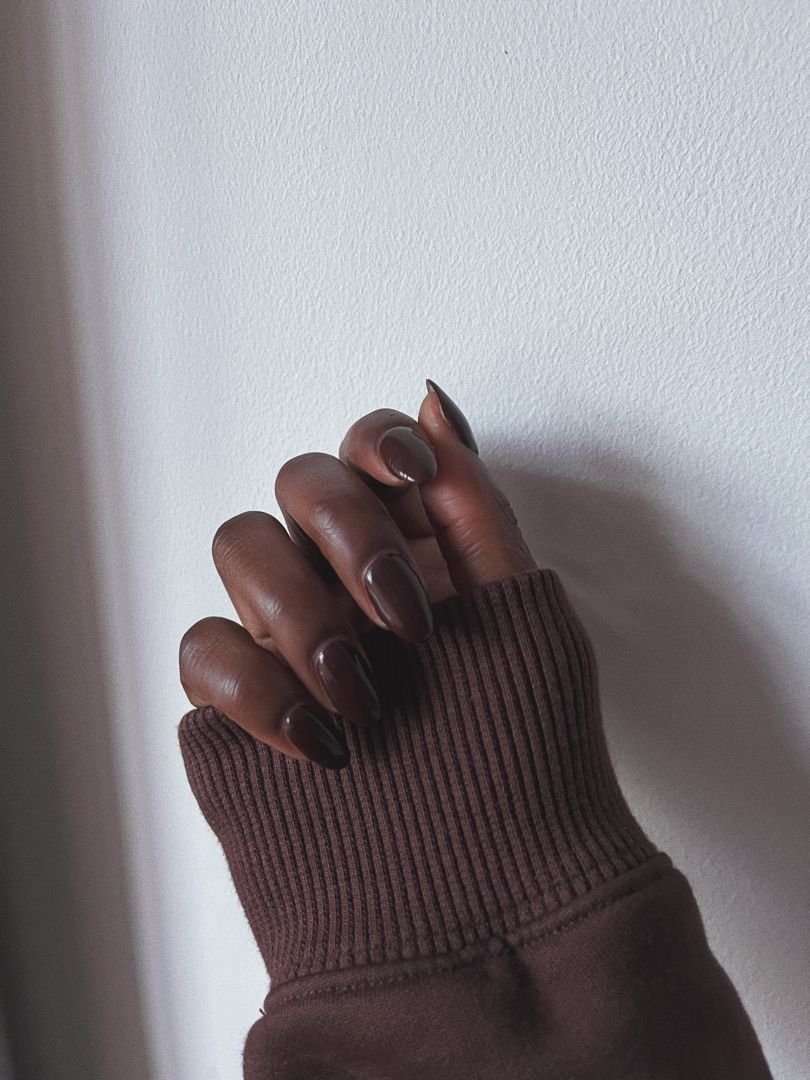 Ideias de unhas nude marrom.