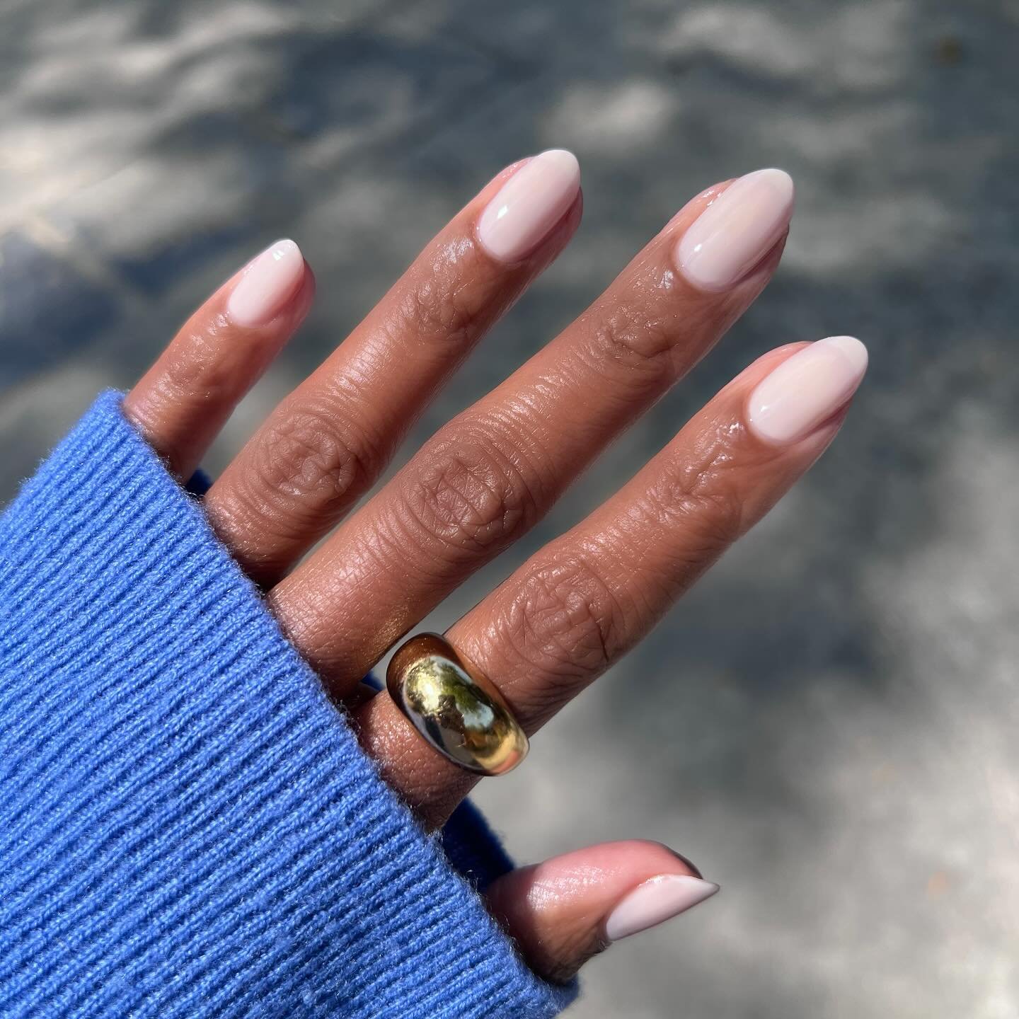 Unhas claras e delicadas pintadas de branco.