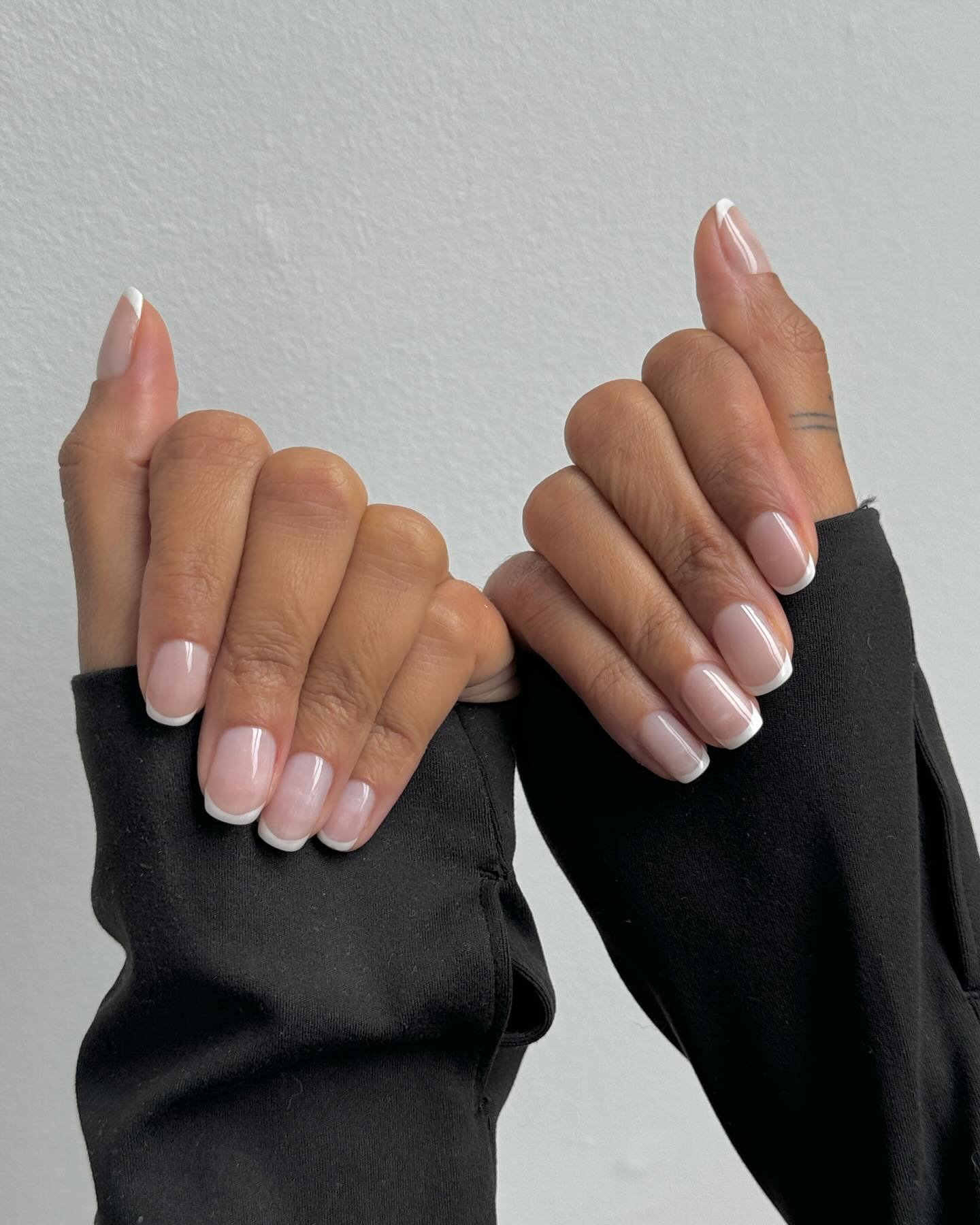 Unhas claras e delicadas pintadas com francesinha.