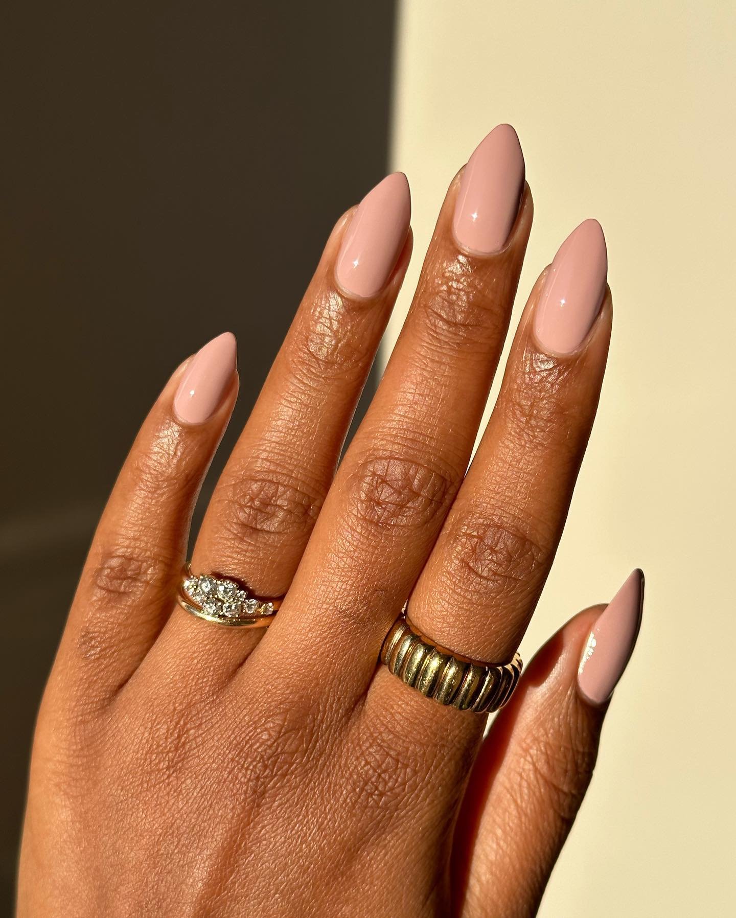 Unhas claras e delicadas pintadas de nude.