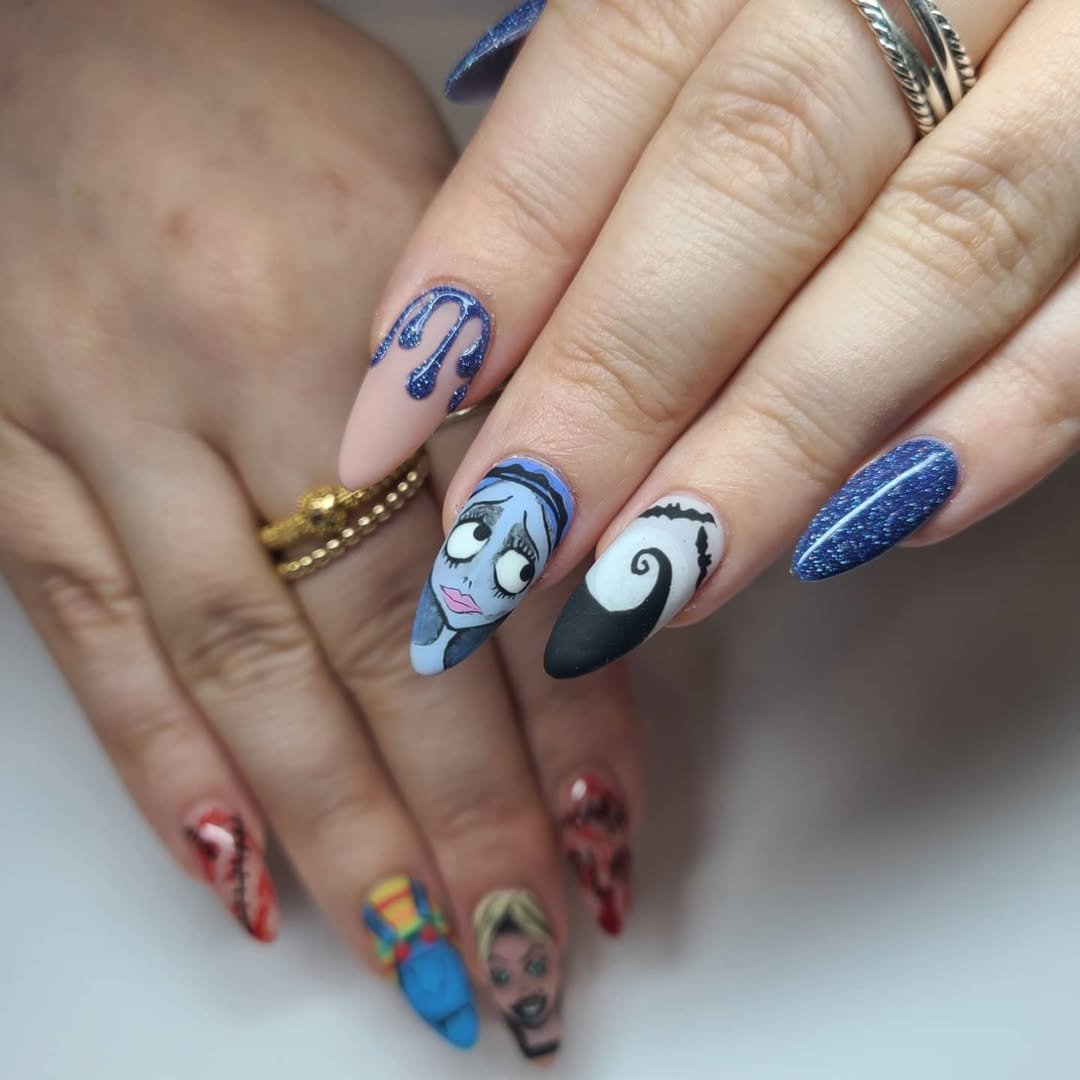 As unhas de Halloween apresentam um design ousado e criativo, com várias unhas decoradas com personagens icônicos e detalhes temáticos.