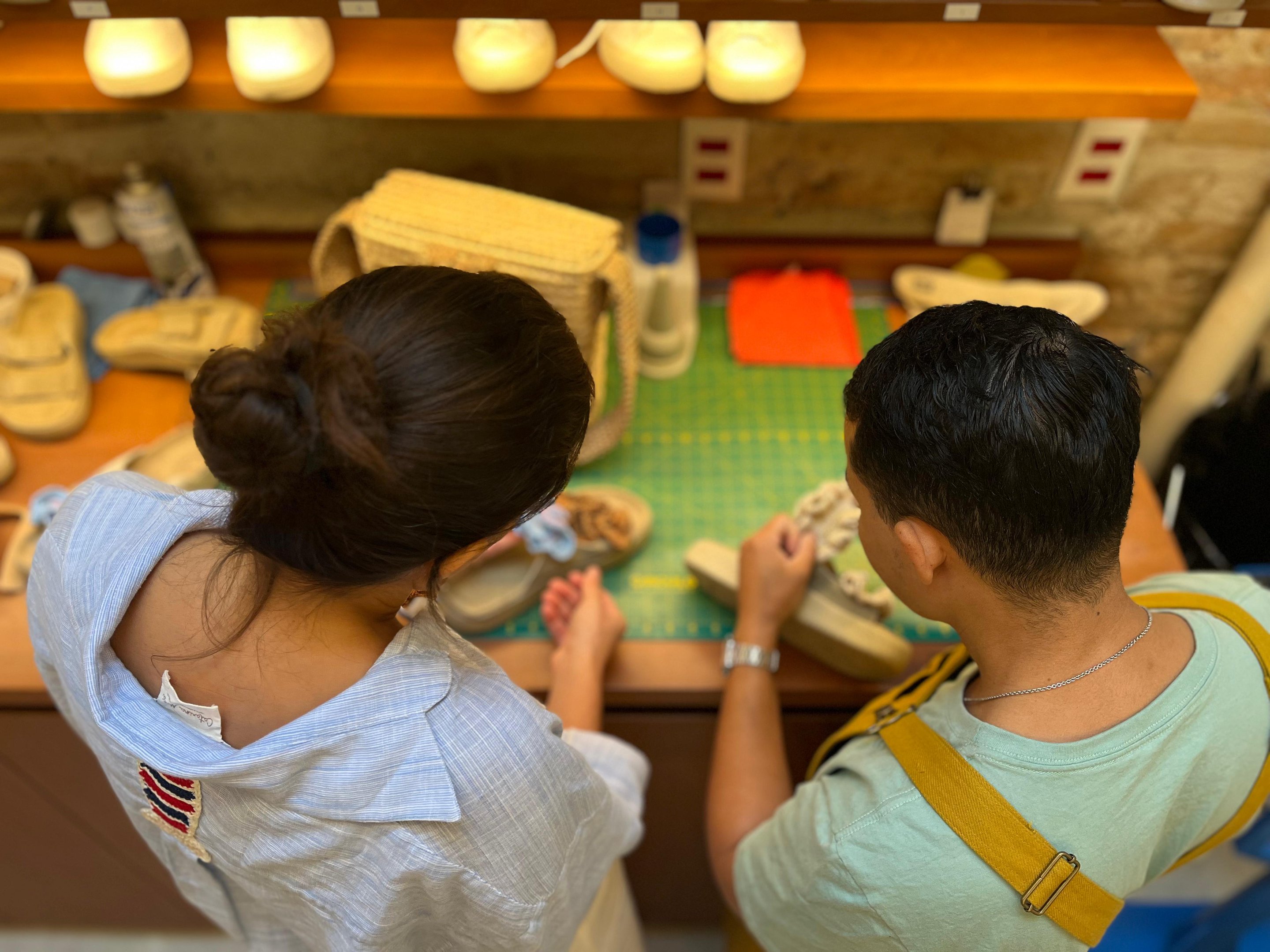 artesãos collab veja e catarina mina destacando o artesanato na moda brasileira