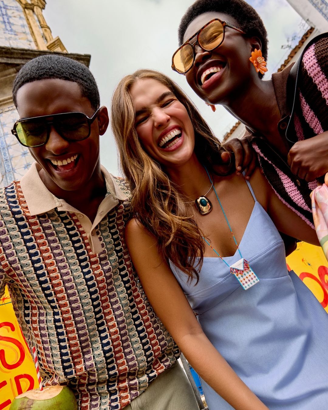 Alto verão 2026 traz modelagens leves e confortáveis com tricô colorido, vestido azul claro e acessórios artesanais, em