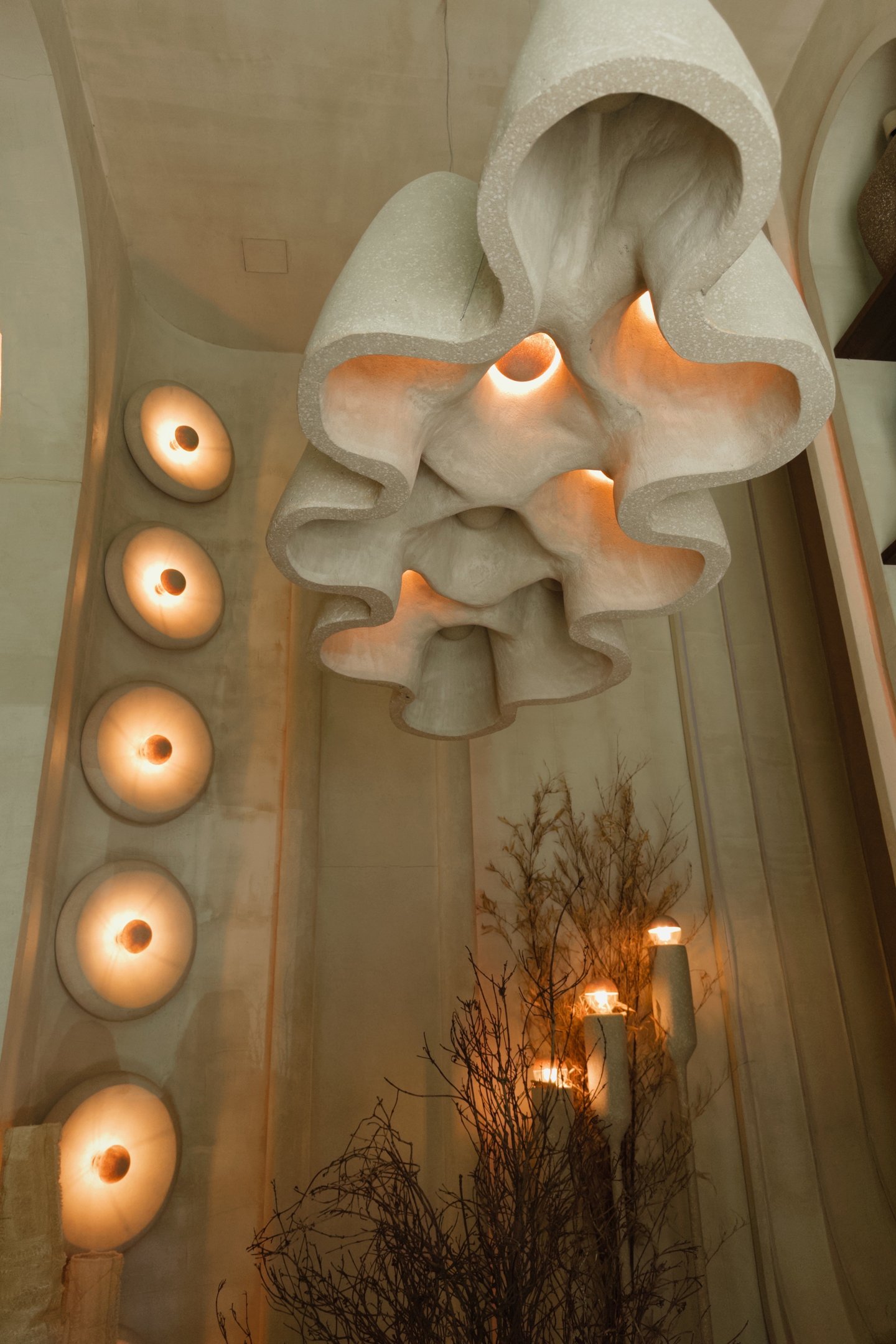 Tendências de decoração 2026 revelam formas orgânicas em luminárias de textura fosca, tons neutros e iluminação quente.