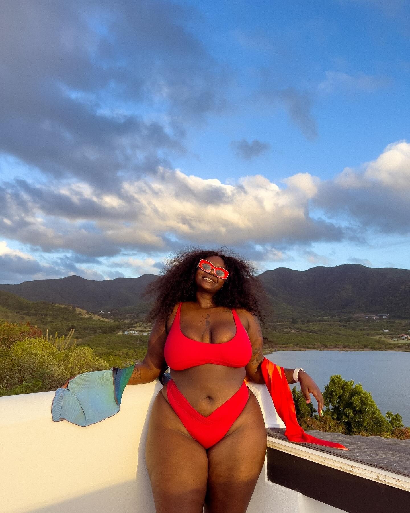 Biquíni vermelho vibrante destaca-se como tendência para 2026, simbolizando confiança e estilo.