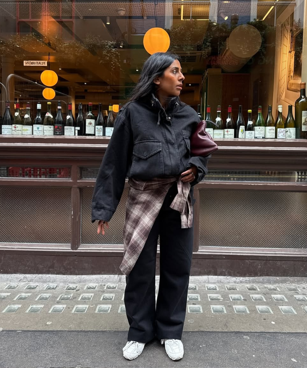 Look moderno com camisa amarrada na cintura, combinando estilo casual e conforto. Acessório versátil que valoriza o visual.