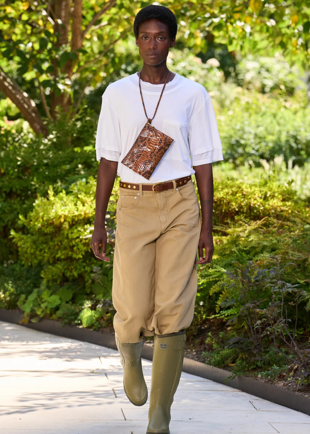 Desfile de TWP com colar funcional de carteira.