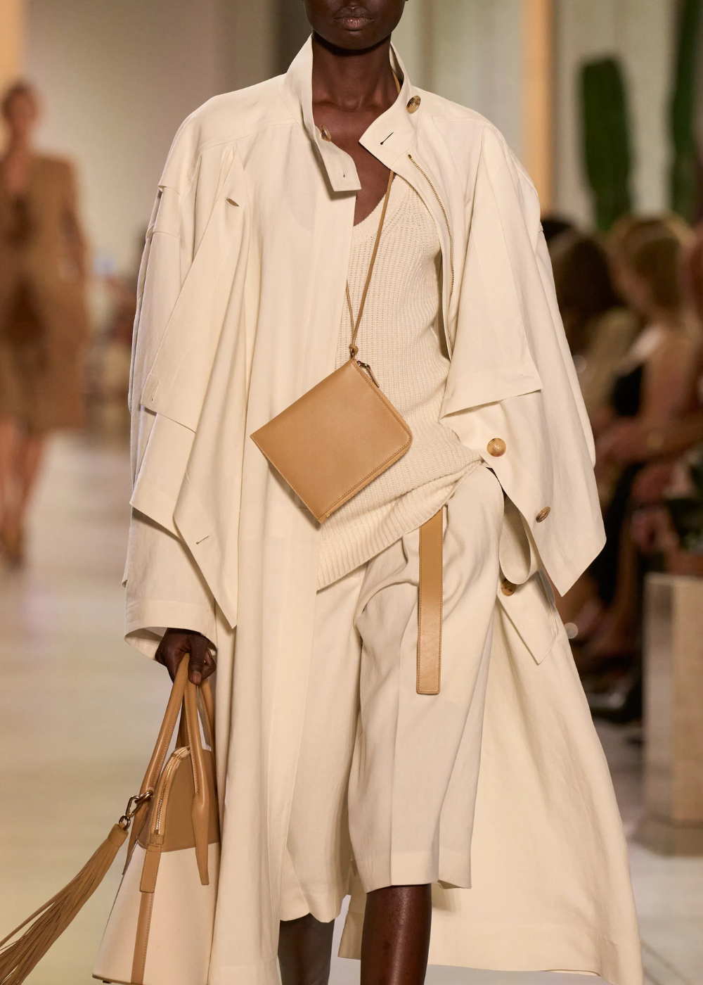 Colar funcional porta-carteira marrom desfilado pela Michael Kors.