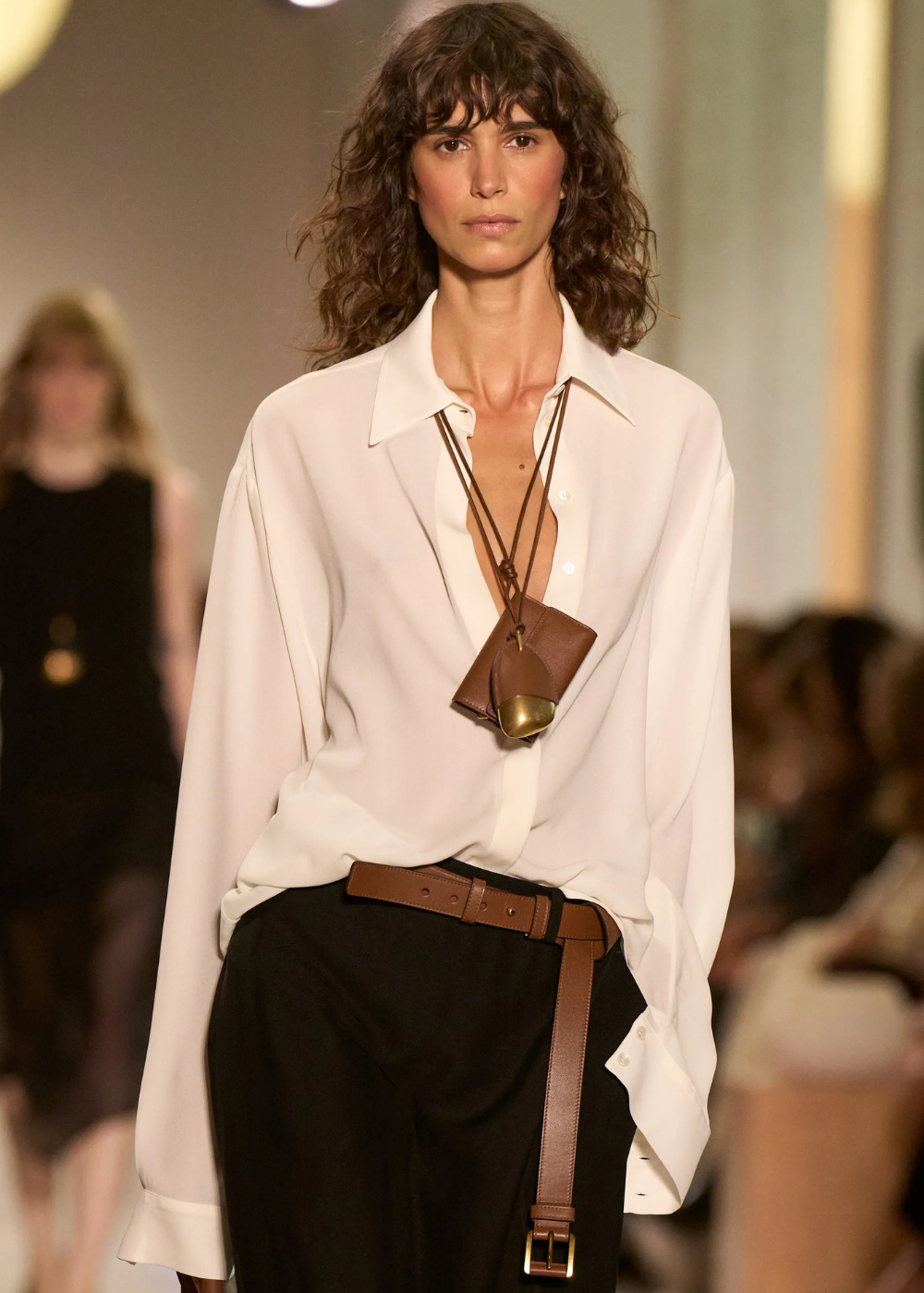 Michael Kors desfilando colar funcional na passarela.