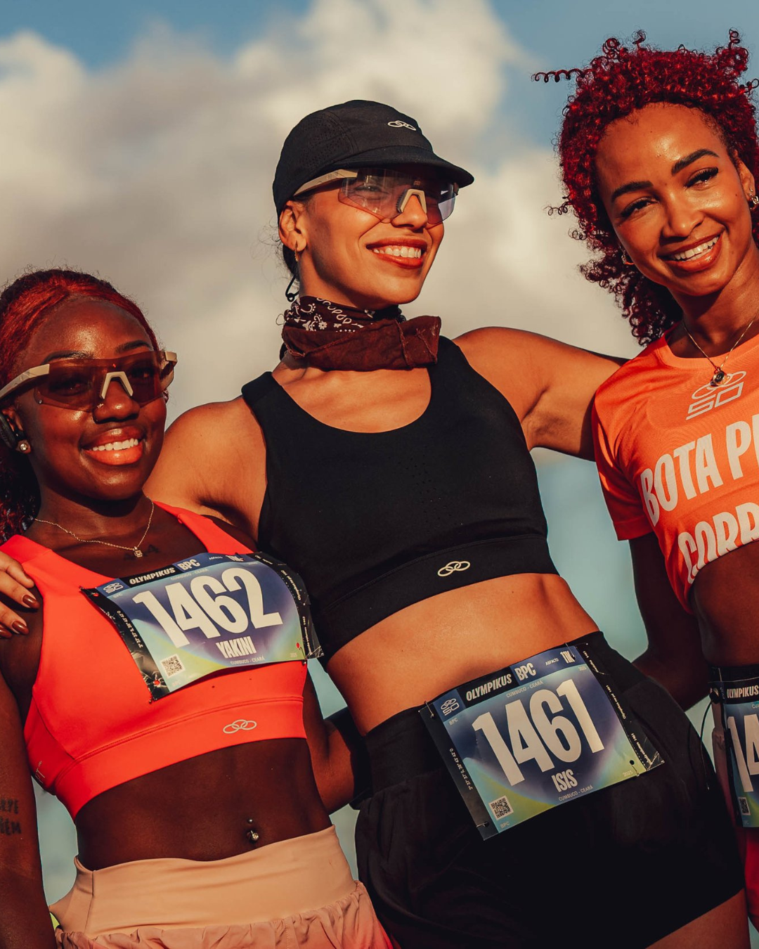 Três mulheres sorridentes em clima de união esportiva, mostrando como começar a correr