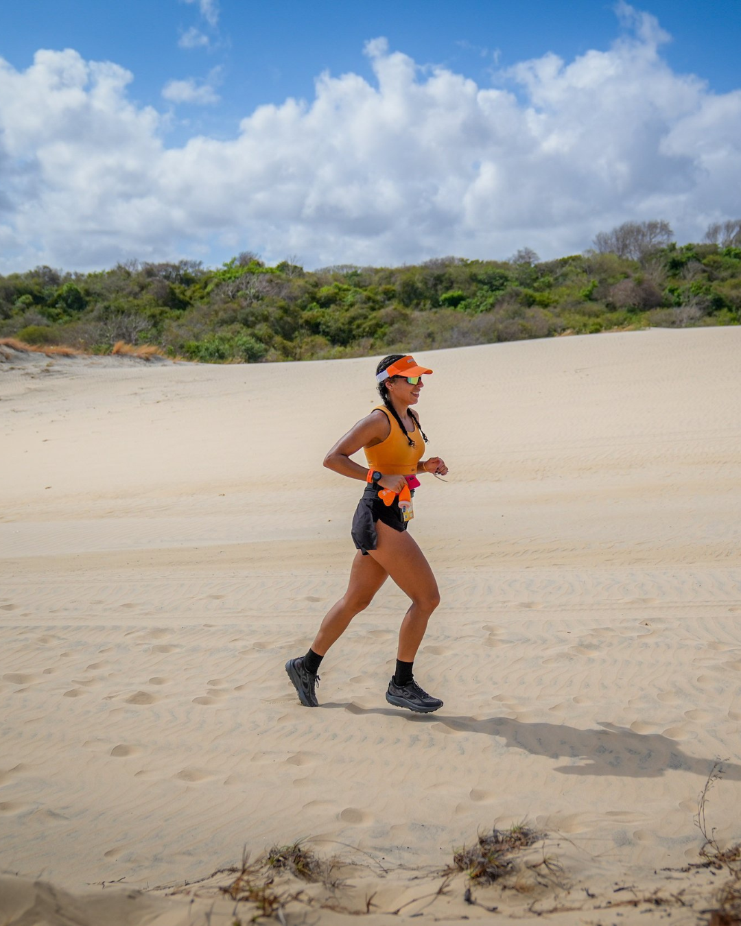 corredora na BPC cumbuca correndo na praia mostrando como começar a correr