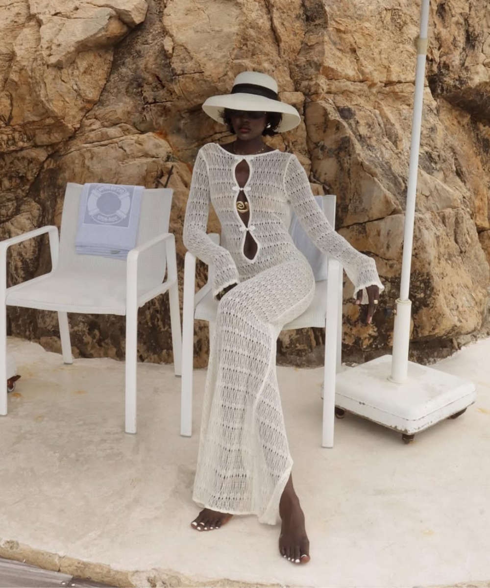 Como usar saída de praia com vestido longo de crochê branco, chapéu de aba larga e acessórios dourados em clima elegante e