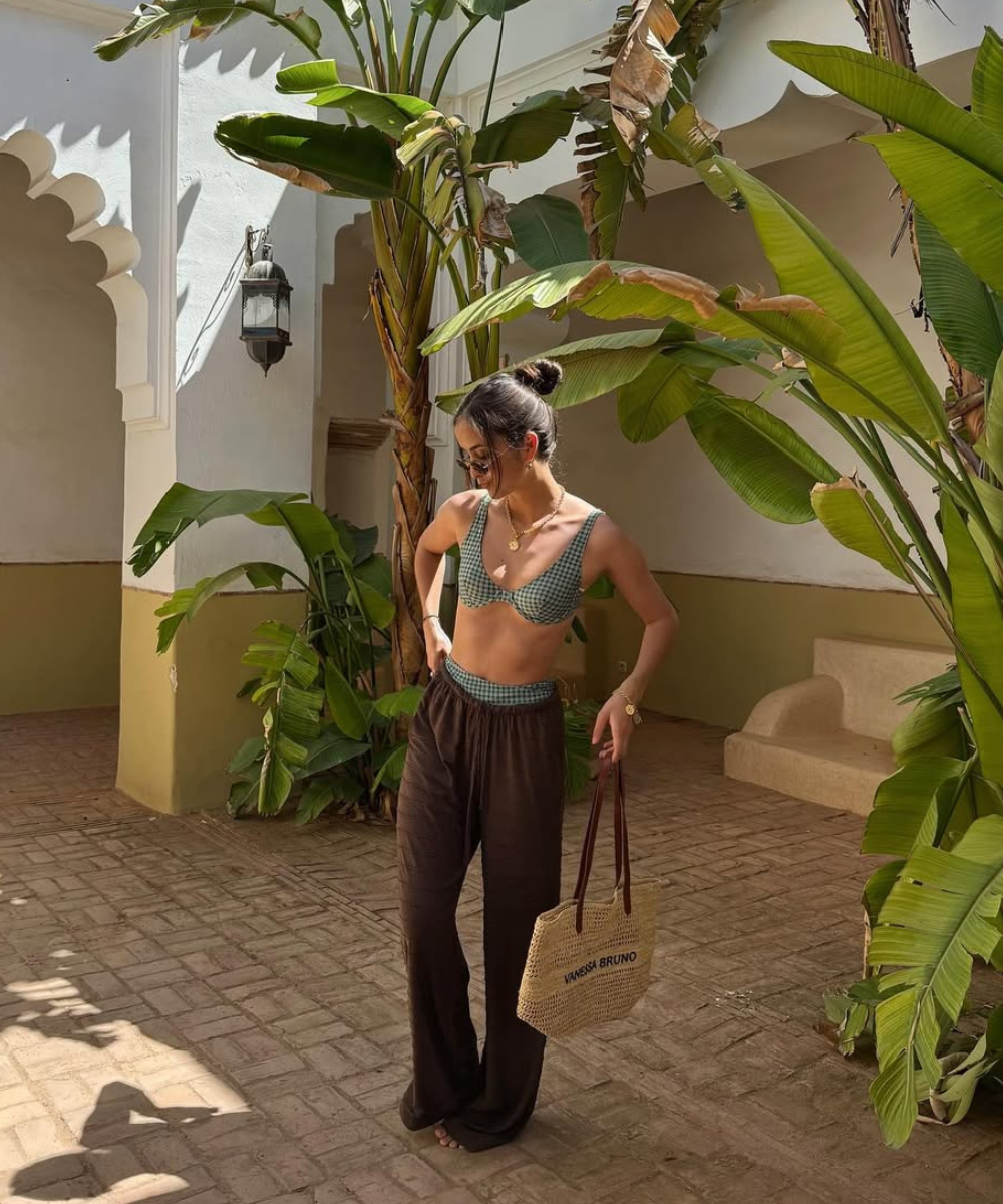 Como usar saída de praia com calça larga marrom em tecido leve e top xadrez verde, criando look casual e fresco para dias