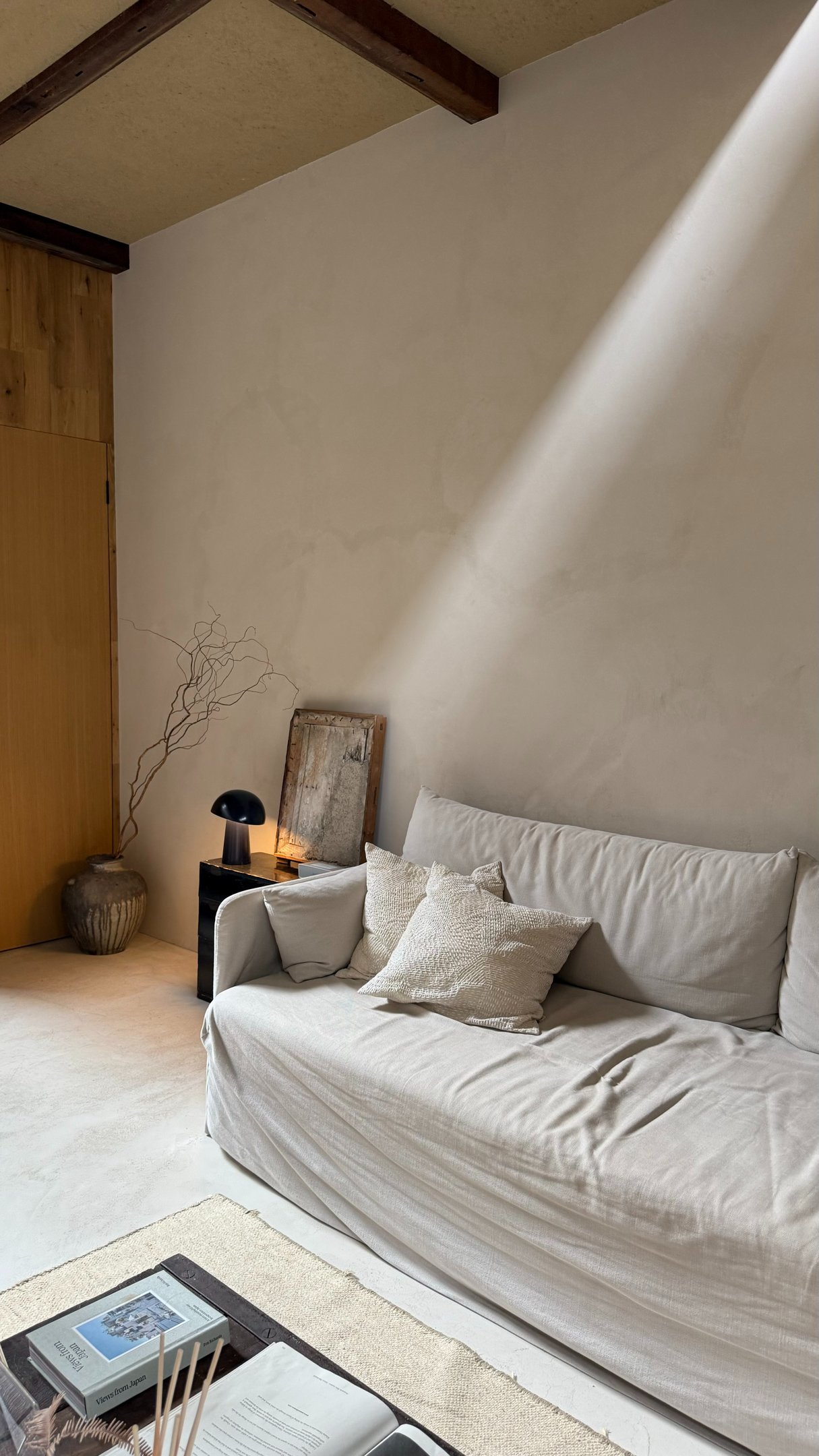 Tendências de decoração 2026 revelam ambientes minimalistas com tons neutros, texturas naturais e iluminação suave.