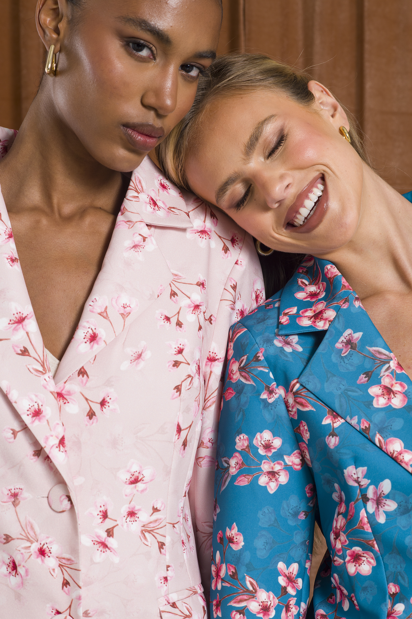 Dra. Cherie apresenta looks sofisticados com modelagens amplas em tons terrosos e floral suave, transmitindo elegância e