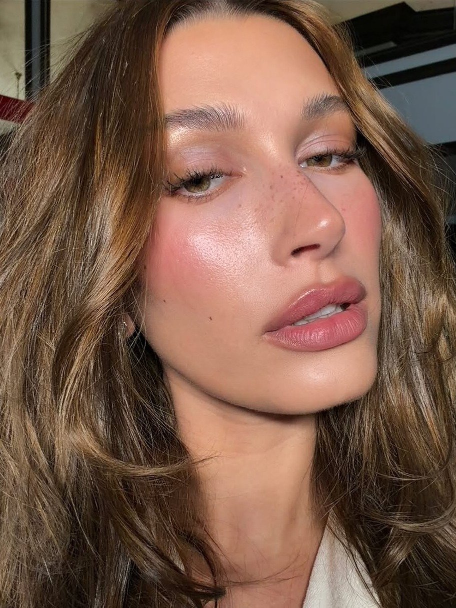 Modelo exibe pele iluminada e natural com blush rosado e lábios nude, transmitindo frescor e sofisticação para PRP.