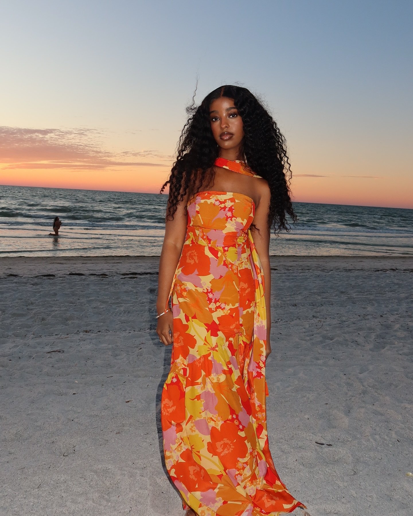 Vestido tendência longo com estampa floral em laranja, amarelo e rosa, modelagem tomara que caia com faixa no pescoço,