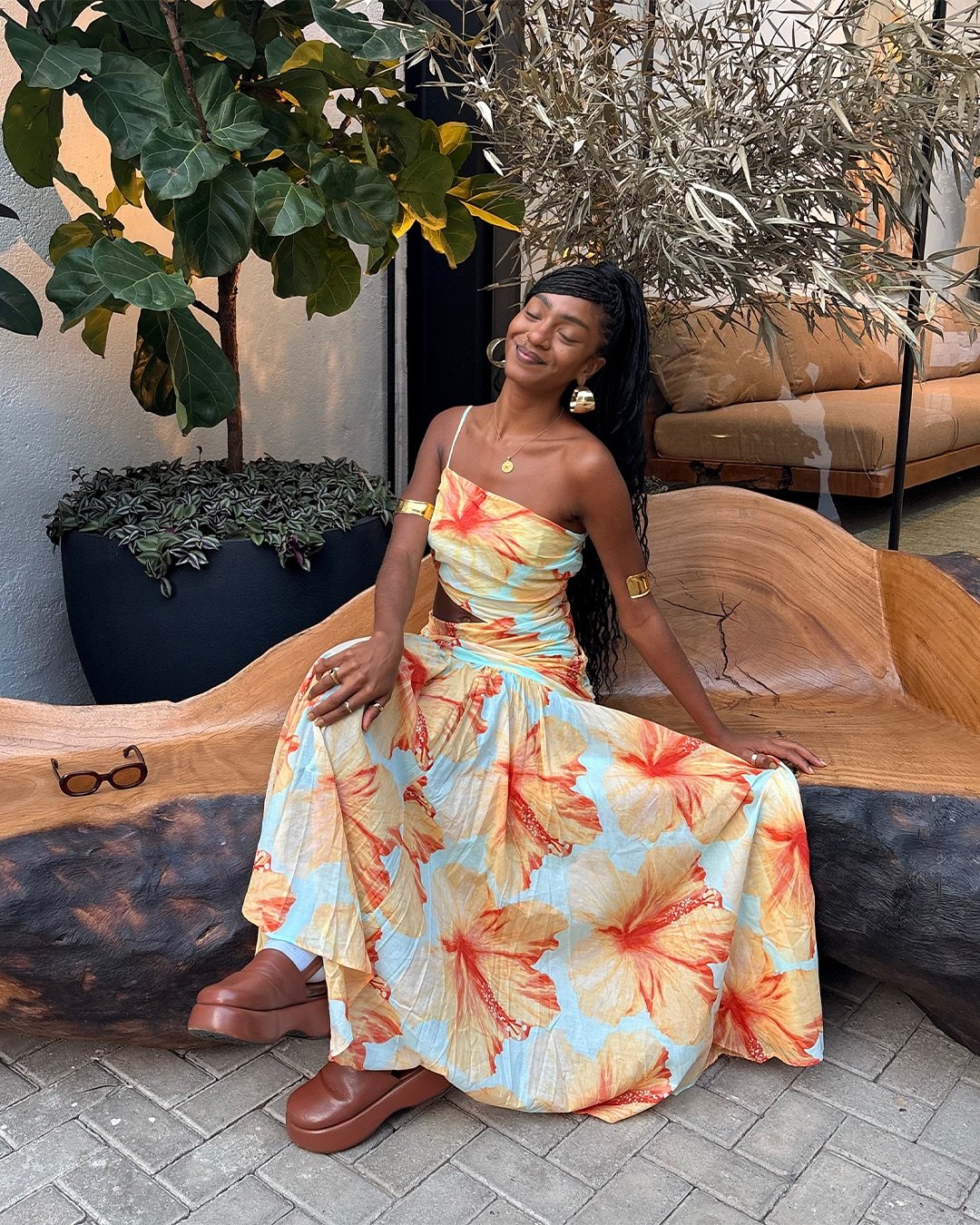 Vestido tendência longo com estampa floral laranja e azul, modelagem fluida e alça fina, combinando conforto e estilo