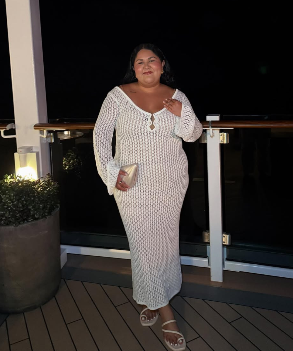 Look com crochê em vestido branco longo de manga flare, modelagem ajustada e decote em V, transmitindo elegância e conforto