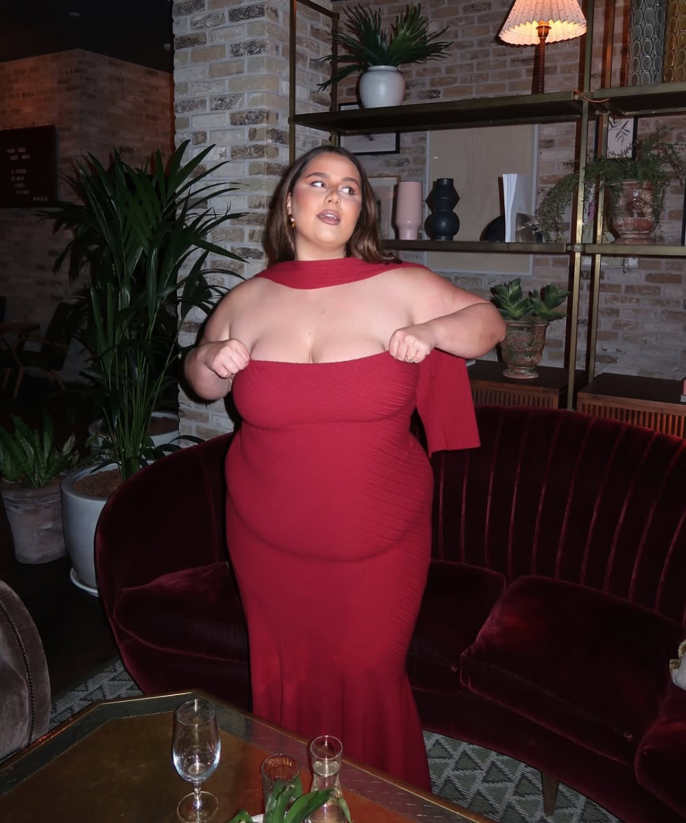 Looks com vestido vermelho para o Natal destaca uma peça ajustada, que valoriza as curvas, com um design elegante e moderno. O vestido possui um decote ombro a ombro, conferindo sofisticação.