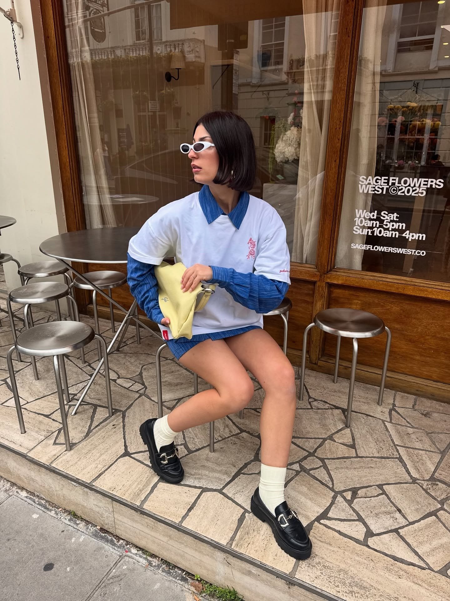 Ideias de looks femininos que mistura camisa azul jeans com camiseta branca oversized, mocassim preto.