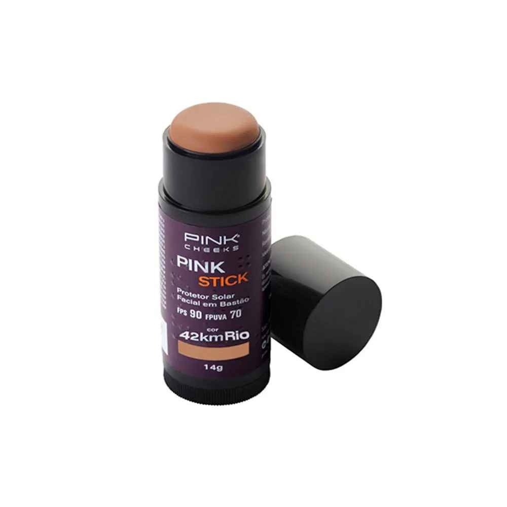 Protetor solar com cor em bastão PINK STICK 42kmRio FPS 90, embalagem preta com textura fosca e tom bege médio.